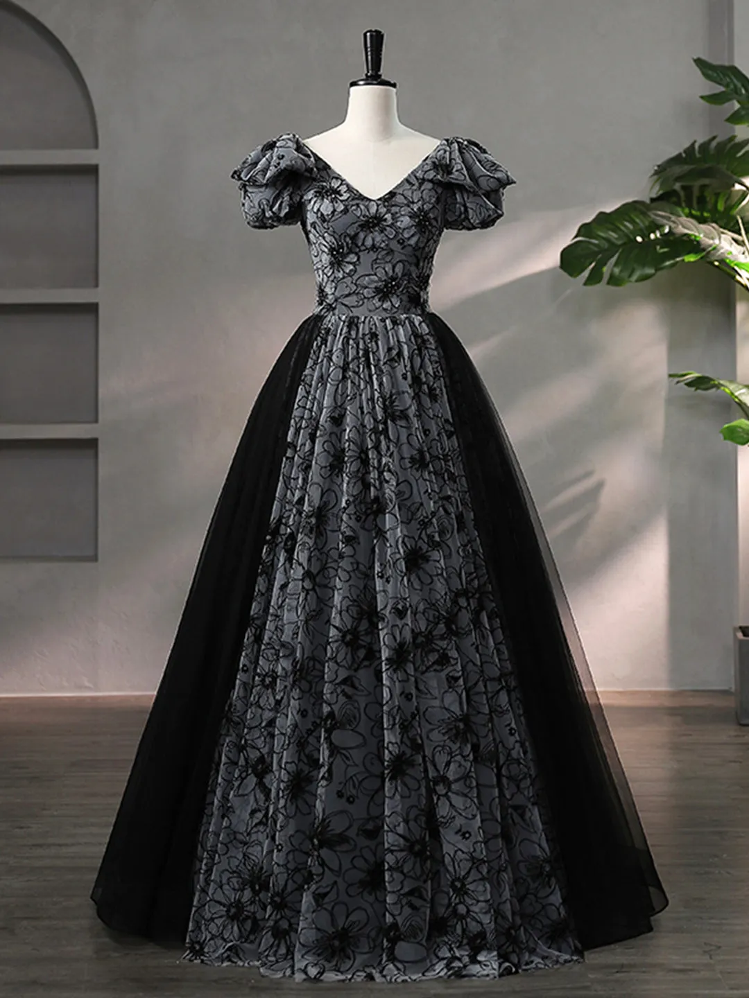 Beautiful Black Rhinestone Flower Prom Dress Black V-Neck Short Sleeve Evening Dress