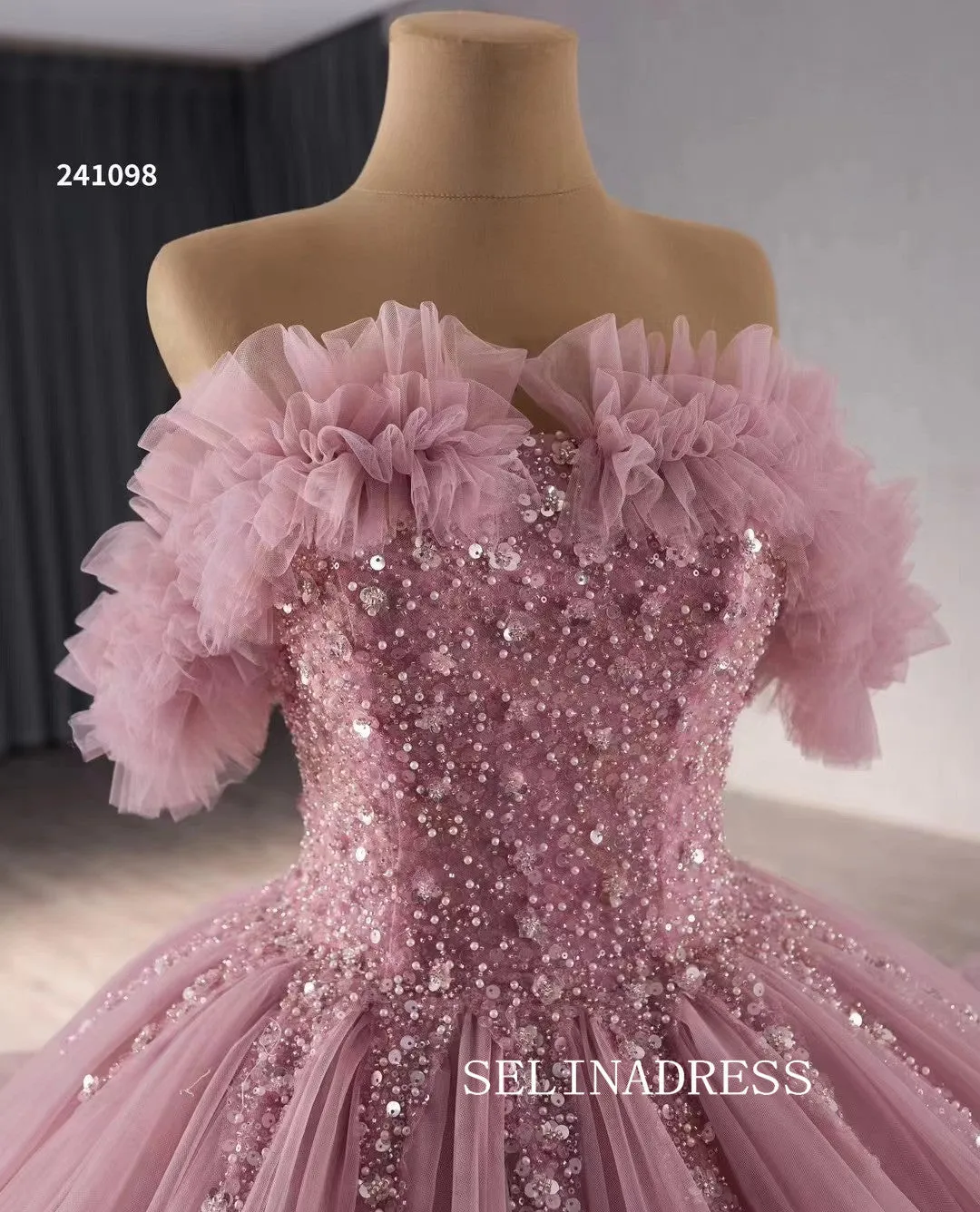 luxury Off-the-Shoulder Pink Quinceanera Dresses Beaded Ball Gown Quinceañera Gown 241098