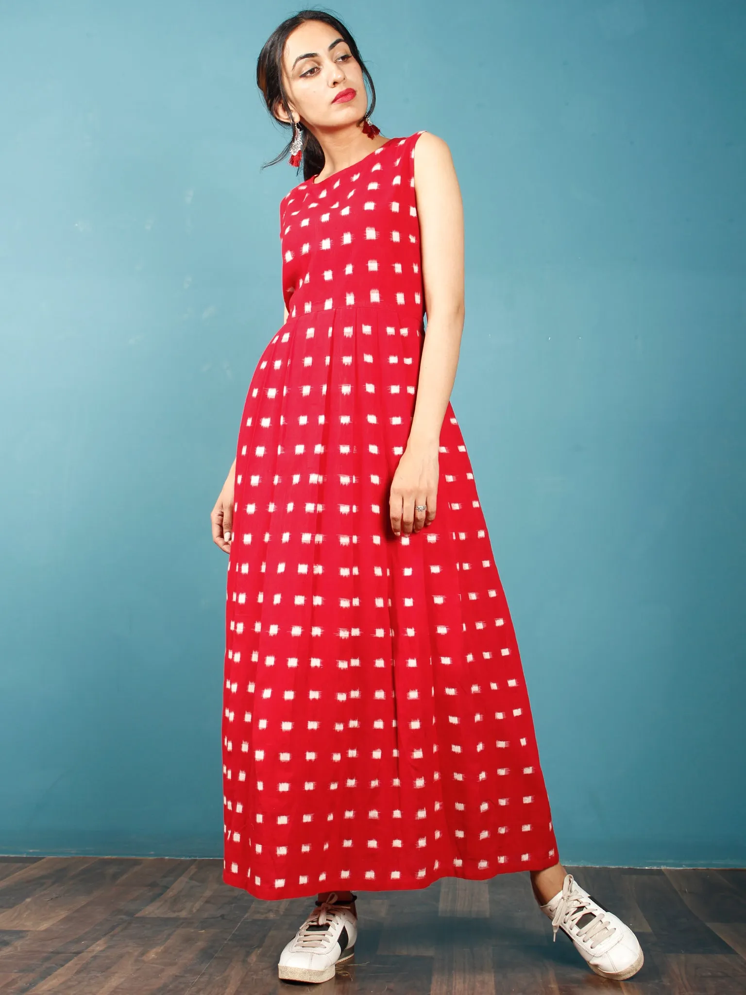 Red White Long Sleeveless Handwoven Double Ikat Dress With Knife Pleats & Side Pockets - D32F1018