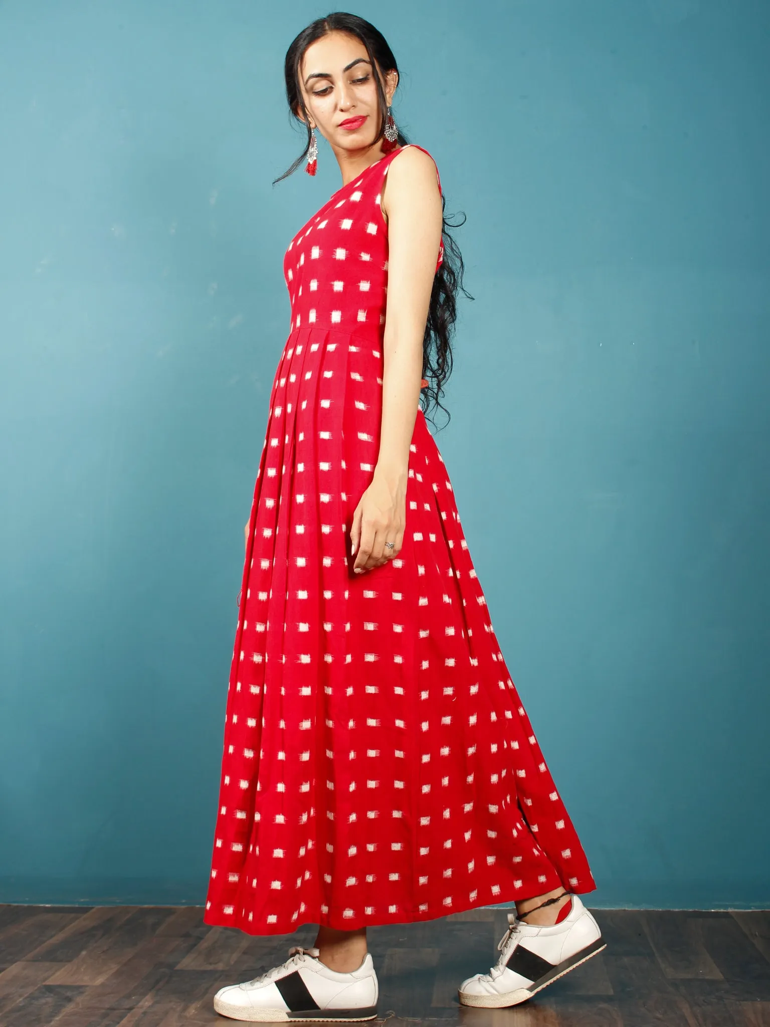 Red White Long Sleeveless Handwoven Double Ikat Dress With Knife Pleats & Side Pockets - D32F1018